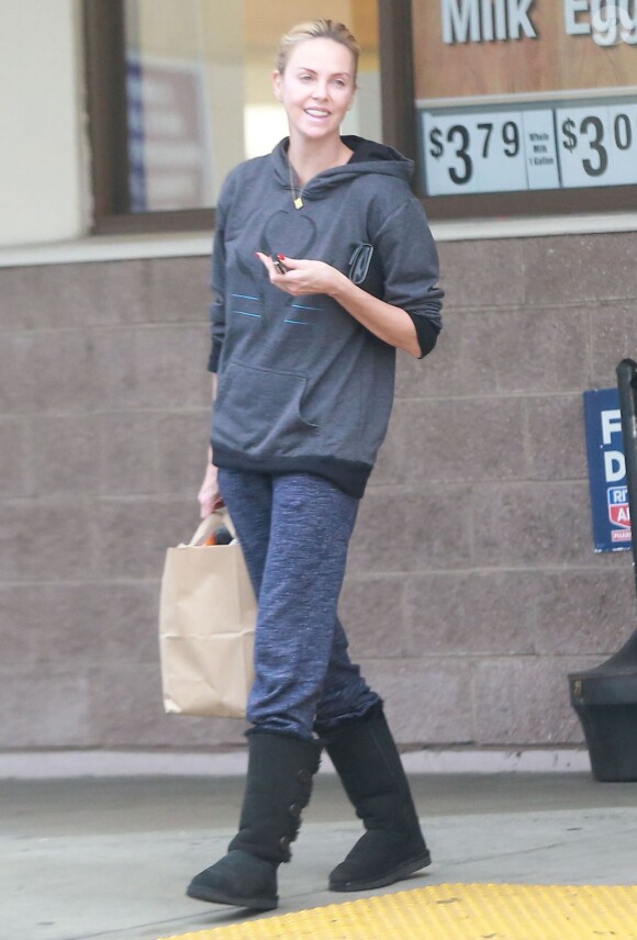 Exclusif - Charlize Theron se rend à la pharmacie avec son fils Jackson, le 16 décembre 2014