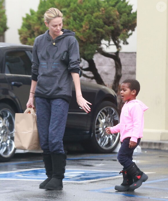 Exclusif - Charlize Theron se rend à la pharmacie avec son fils Jackson à West Hollywood, le 16 décembre 2014 