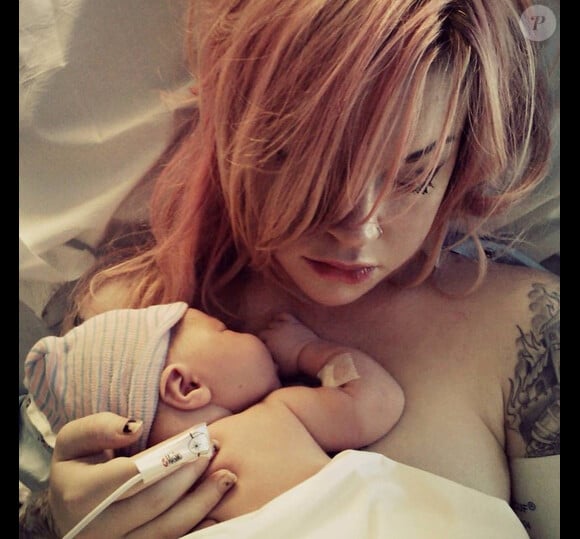 Adriane Hallek, la petite amie du demi frère de Jennifer Aniston, vient de donner naissance à un petit garçon.