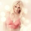 Britney Spears prend la pose, très sexy, pour sa ligne de lingerie "The Intimate Britney Spears", en novembre 2014.