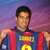 Le joueur de football uruguayen Luis Suarez a dévoilé son nouveau maillot de l'équipe du FC Barcelone, lors d'une conférence de presse au Camp Nou à Barcelone le 19 août 2014