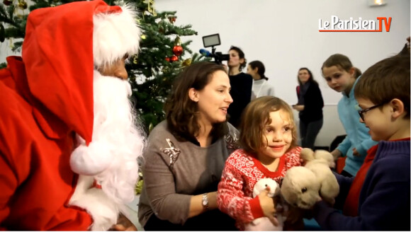 Teddy Riner entouré d'enfants de l'Institut Imagine, à Paris le 17 décembre 2014