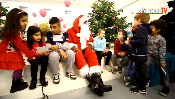 Teddy Riner en père Noël au milieu des enfants de l'Institut Imagine, à Paris le 17 décembre 2014