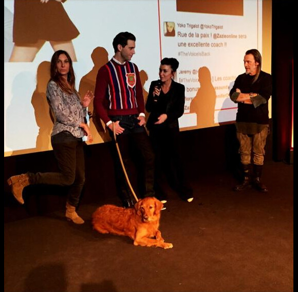 Les quatre coachs de The Voice 4 et le chien de Mika lors de la conférence de presse de lancement de The Voice 4, le 17 décembre 2014, chez TF1