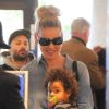 L'actrice avec Adalaide - Katherine Heigl arrive à l'aéroport de LAX avec ses filles Adalaide et Naleigh pour prendre l'avion à Los Angeles, le 17 décembre 2014.