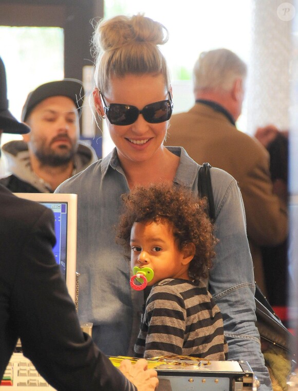 L'actrice avec Adalaide - Katherine Heigl arrive à l'aéroport de LAX avec ses filles Adalaide et Naleigh pour prendre l'avion à Los Angeles, le 17 décembre 2014.