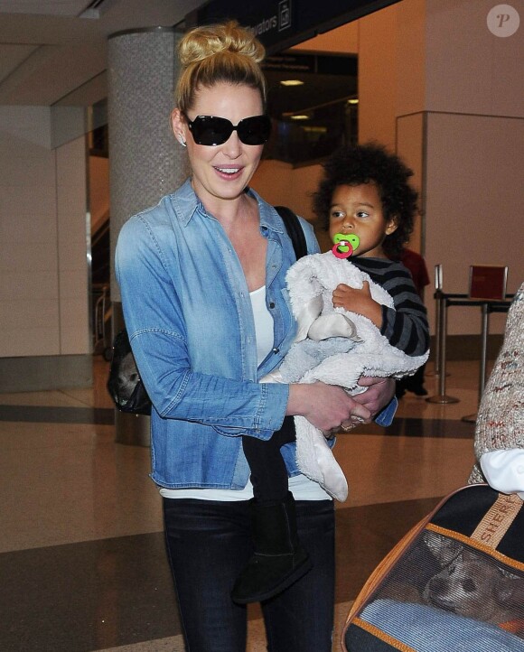 Katherine Heigl arrive à l'aéroport du LAX avec ses filles Adalaide et Naleigh pour prendre l'avion à Los Angeles, le 17 décembre 2014.