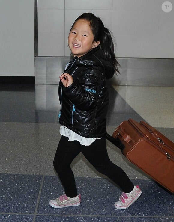 Naleigh, six ans - Katherine Heigl arrive à l'aéroport de LAX avec ses filles Adalaide et Naleigh pour prendre l'avion à Los Angeles, le 17 décembre 2014.