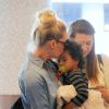 Katherine Heigl arrive à l'aéroport de LAX avec ses filles Adalaide et Naleigh pour prendre l'avion à Los Angeles, le 17 décembre 2014.