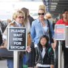 Katherine Heigl arrive en famille à l'aéroport de LAX de Los Angeles, le 17 décembre 2014.