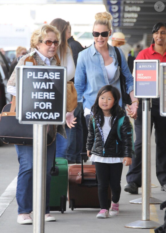 Katherine Heigl arrive en famille à l'aéroport de LAX de Los Angeles, le 17 décembre 2014.