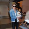 Katherine Heigl arrive à l'aéroport de LAX avec ses filles Adalaide et Naleigh pour prendre l'avion à Los Angeles, le 17 décembre 2014.
