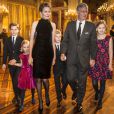  Le roi Philippe et la reine Mathilde de Belgique assistaient le 17 décembre 2014, avec leurs enfants Elisabeth, Gabriel, Emmanuel et Eléonore, au traditionnel concert de Noël, au palais royal, dédié à la mémoire de la défunte reine Fabiola. 