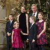 Le roi Philippe et la reine Mathilde de Belgique assistaient le 17 décembre 2014, avec leurs enfants Elisabeth, Gabriel, Emmanuel et Eléonore, au traditionnel concert de Noël, au palais royal, dédié à la mémoire de la défunte reine Fabiola.