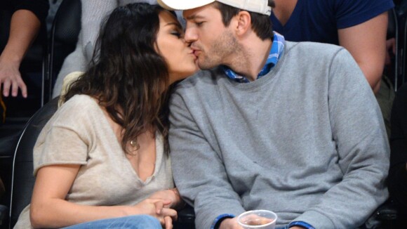 Mila Kunis : Décolleté de sortie et bisous décomplexés avec Ashton Kutcher