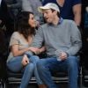 Mila Kunis et son fiancé Ashton Kutcher tendres complices au match de basket des Lakers face au Thunder d'Oklahoma City, à Los Angeles, le 19 décembre 2014.