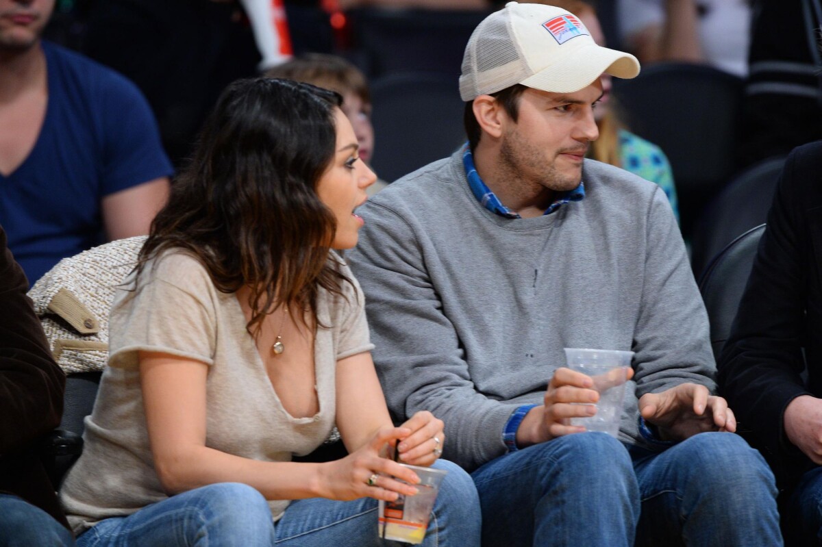 Vidéo Mila Kunis Très Décolletée Et Son Fiancé Ashton Kutcher Au