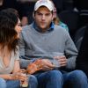 Mila Kunis et son fiancé Ashton Kutcher au match de basket des Lakers face au Thunder d'Oklahoma City, à Los Angeles, le 19 décembre 2014.