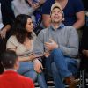 Mila Kunis et son fiancé Ashton Kutcher au match de basket des Lakers face au Thunder d'Oklahoma City, à Los Angeles, le 19 décembre 2014.