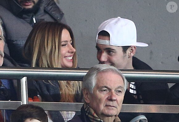 Louis Sarkozy et une amie au match PSG-Montpellier lors de la 19e journée de Ligue 1 au Parc des Princes, le 20 décembre 2014.