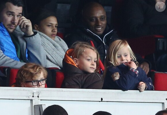 Maximilian et Vincent (gauche et milieu), les fils de Zlatan Ibrahimovic et Helena Seger pendant le match PSG-Montpellier lors de la 19e journée de Ligue 1 au Parc des Princes, le 20 décembre 2014.