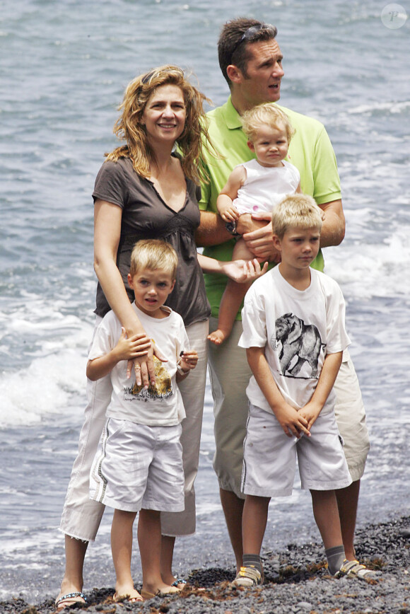 Cristina d'Espagne et Iñaki Urdangarin avec leurs enfants à Lanzarote, le 21 juillet 2006. 