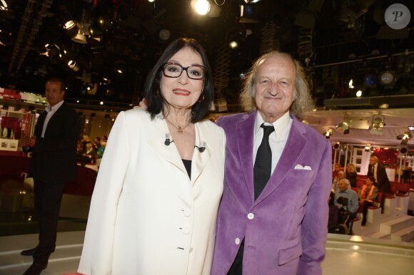 Nana Mouskouri et son mari André Chapelle pour l'Enregistrement de l'émission "Vivement Dimanche" à Paris le 26 novembre 2014.  