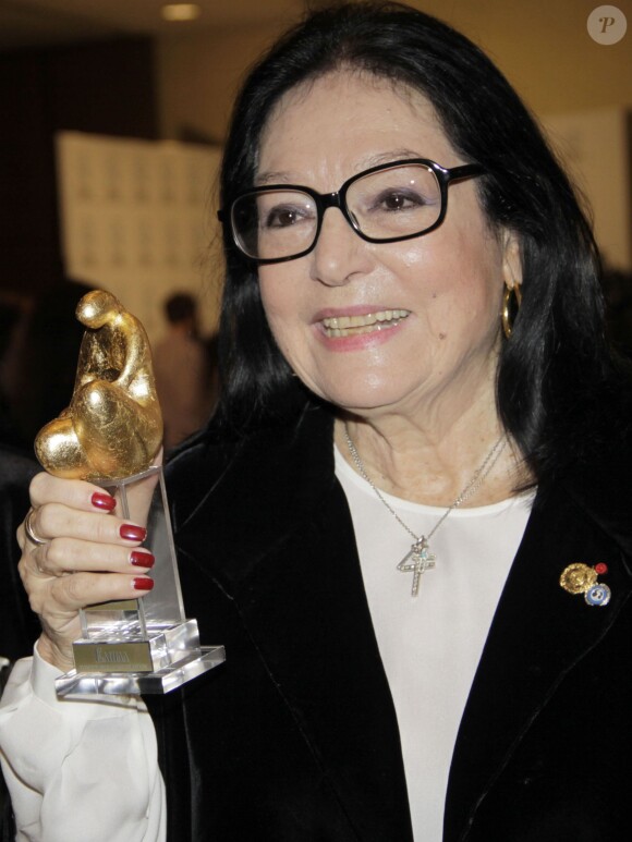Nana Mouskouri recoit un prix lors de la ceremonie Elpida a Athenes. Le 16 octobre 2013 