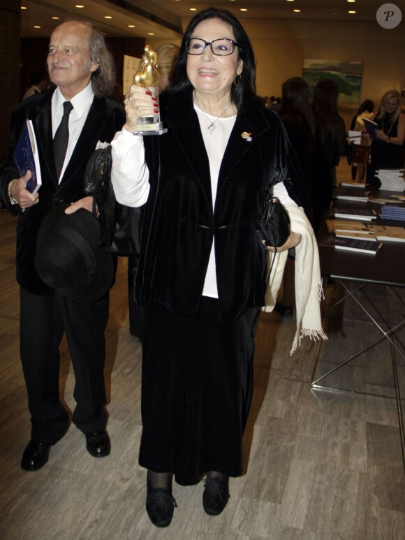 Nana Mouskouri, accompagnee de son mari Andre Chapelle, recoit un prix lors de la ceremonie Elpida a Athenes. Le 16 octobre 2013 