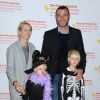 Naomi Watts, Liev Schreiber et leurs enfants à la 25e édition de Light Up A Life Halloween Carnival à New York le 18 octobre 2014