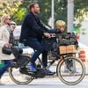 Naomi Watts et Liev Schreiber se baladent à vélo avec leurs fils Alexander et Samuel dans les rues de New York, le 20 octobre 2014