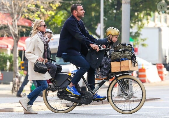 Naomi Watts et Liev Schreiber se baladent à vélo avec leurs fils Alexander et Samuel dans les rues de New York, le 20 octobre 2014