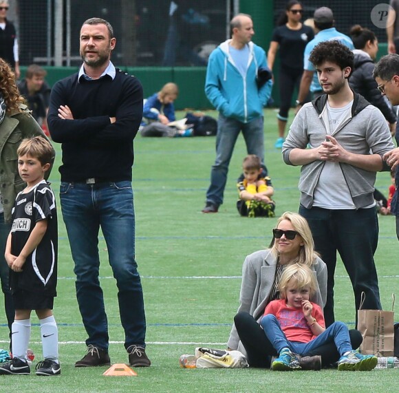 Bridget Moynahan, Naomi Watts et Liev Schreiber assistent au match de foot de leurs enfants à Los Angeles Le 18 Octobre 2014 