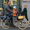 Naomi Watts loue un vélo Citi Bike pour une balade en famille avec son mari Liev Schreiber et leurs fils Samuel et Alexander à New York, le 10 octobre 2014.