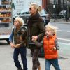 Naomi Watts accompagne ses fils Samuel et Alexander Schreiber à l'école à New York, le 2 octobre 2014.