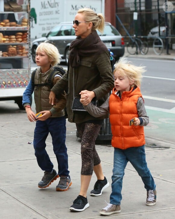 Naomi Watts accompagne ses fils Samuel et Alexander Schreiber à l'école à New York, le 2 octobre 2014.
