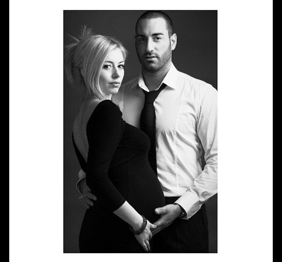 Stéphanie Clerbois (Secret Story), enceinte de sept mois et demi. Elle prend la pose avec son chéri Eric et dévoile le prénom de leur futur garçon. Décembre 2014.