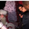 North West rencontre le Père Noël pour Noël 2014, en compagnie de sa maman Kim Kardashian et de son papa Kanye West.