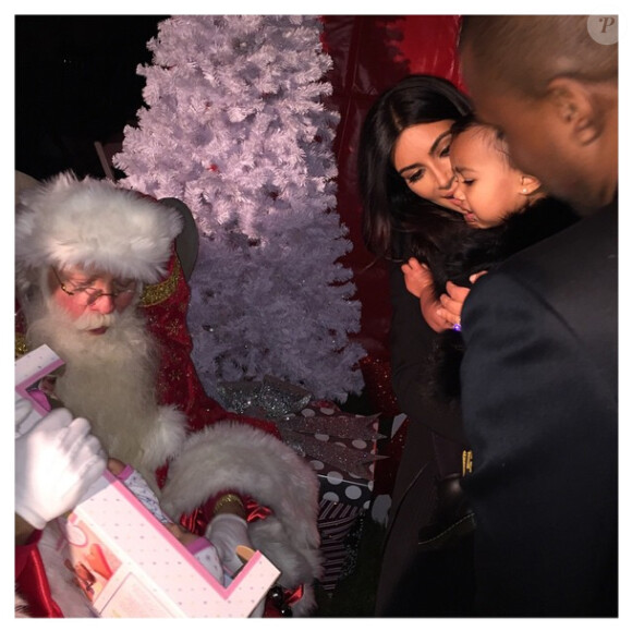 North West rencontre le Père Noël pour Noël 2014, en compagnie de sa maman Kim Kardashian et de son papa Kanye West.
