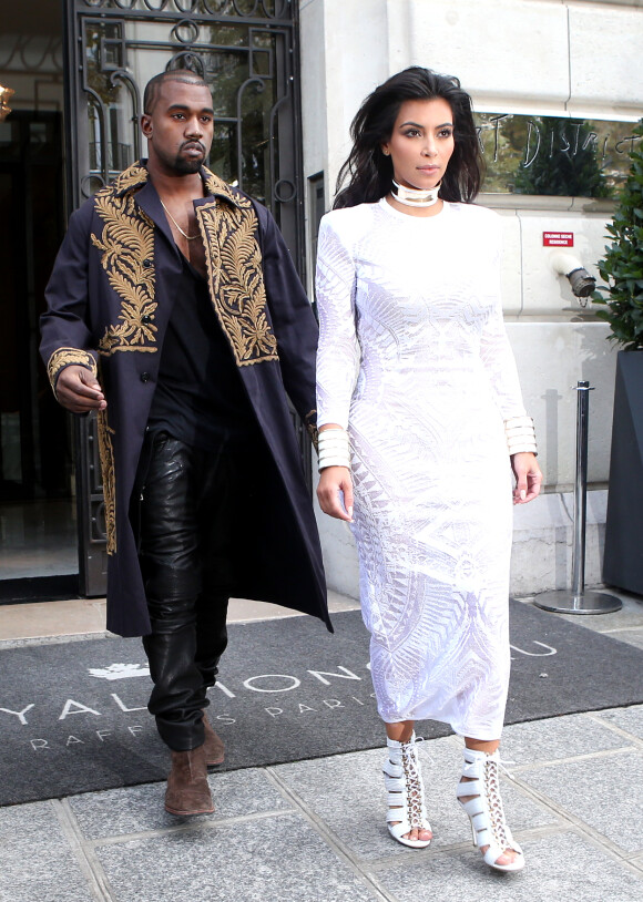 Kanye West et Kim Kardashian quittent leur hôtel, le Royal Monceau, pour se rendre à l'InterContinental Paris Le Grand et assister au défilé Balmain. Paris, le 25 septembre 2014.