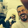 Aurélie Dotremont s'est cassé le bras ce qui fait hurler de rire son petit ami Julien Bert. Septembre 2014.