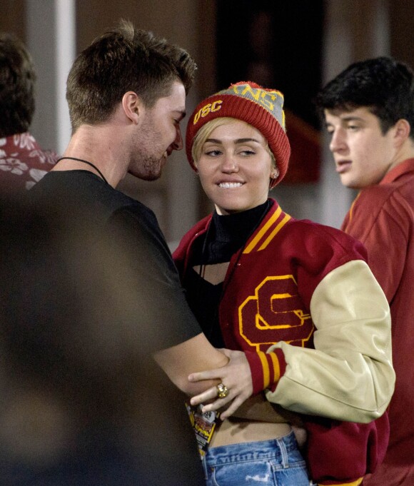 Miley Cyrus et Patrick Schwarzenegger officialisent leur relation lors d'un match universitaire à Calabasas, le 14 novembre 2014.