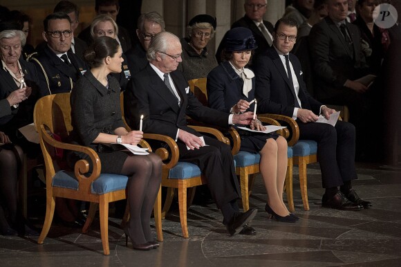 La princesse Victoria, le roi Carl XVI Gustaf, la reine Silvia et le prince Daniel de Suède assistaient le 26 décembre 2014 en la cathédrale d'Uppsala à une messe commémorant les 10 ans du tsunami, dans lequel près de 500 de leurs compatriotes ont trouvé la mort.