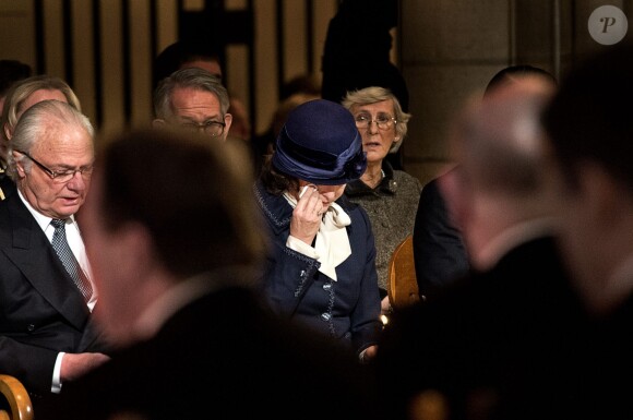 La reine Silvia n'a pu contenir ses larmes durant la cérémonie... La princesse Victoria, le roi Carl XVI Gustaf, la reine Silvia et le prince Daniel de Suède assistaient le 26 décembre 2014 en la cathédrale d'Uppsala à une messe commémorant les 10 ans du tsunami, dans lequel près de 500 de leurs compatriotes ont trouvé la mort.