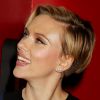 Scarlett Johansson superbe, affiche ses cheveux courts à New York le 18 novembre 2014.