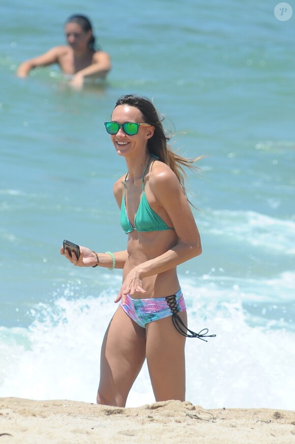 Sharni Vinson fête Noël en famille sur une plage à Sydney. Le mannequin a fait des selfies avec un chapeau de père Noël. Le 25 décembre 2014.