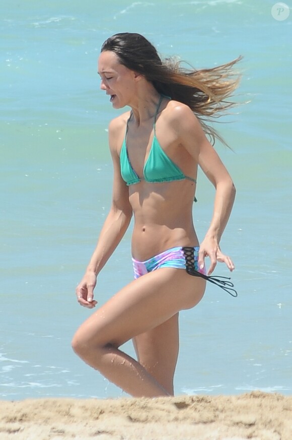 Sharni Vinson fête Noël en famille sur une plage à Sydney. Le mannequin a fait des selfies avec un chapeau de père Noël. Le 25 décembre 2014.