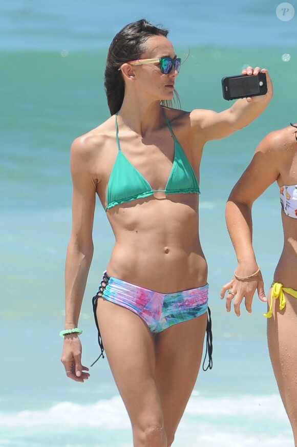 Sharni Vinson fête Noël en famille sur une plage à Sydney. Le mannequin a fait des selfies avec un chapeau de père Noël. Le 25 décembre 2014.