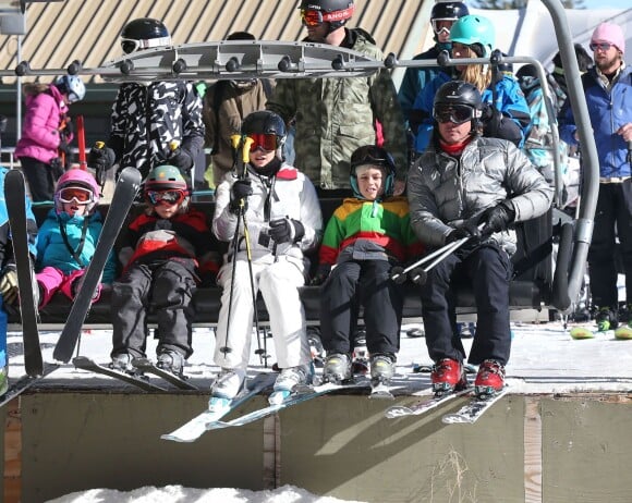 Gwen Stefani, son mari Gavin Rossdale et leurs enfants font du ski en famille au Mammoth Mountain Resort à Mammoth, le 29 décembre dernier