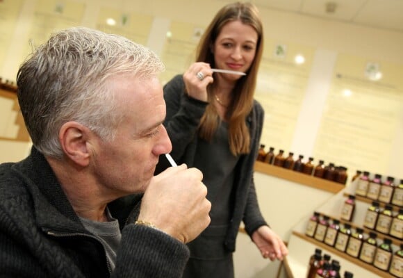 Didier Deschamps a créé son propre parfum chez Galimard à Grasse, le 17 décembre 2014, à l'aide du "nez" maison Caroline de Boutiny